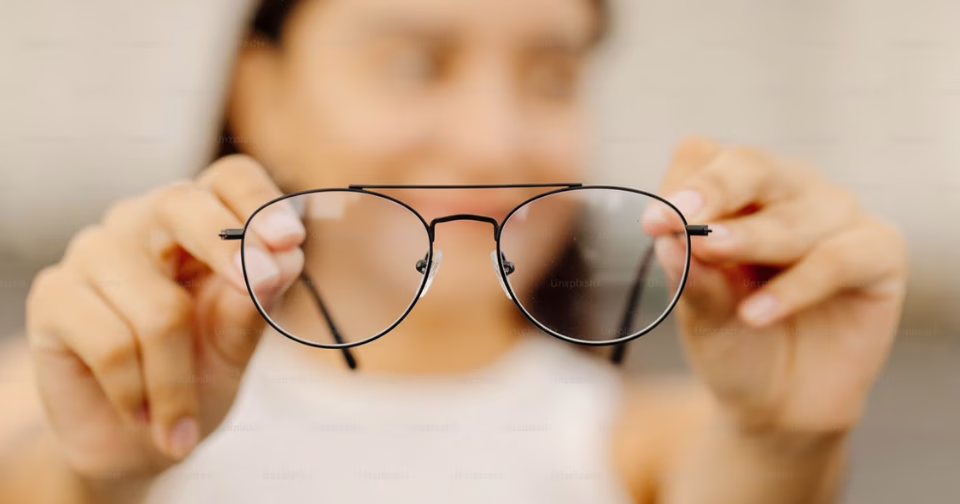 Obraz główny do porady - Pakiety soczewek korekcyjnych – jak wybrać najlepsze dla siebie?